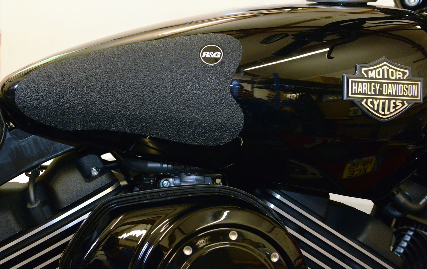 R&G Racing Tank Traction Grips 2-Grip Kit for Harley-Davidson Street 500/750 '14-'21 R&G Racing Tank Traction Grips 2-Grip Kit for Harley-Davidson Street 500/750 '14-'21